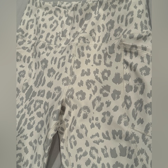EUC X by Gottex Muted Leopard Print Leggings with Mesh Panel on Calf 2 pockets - Picture 2 of 7